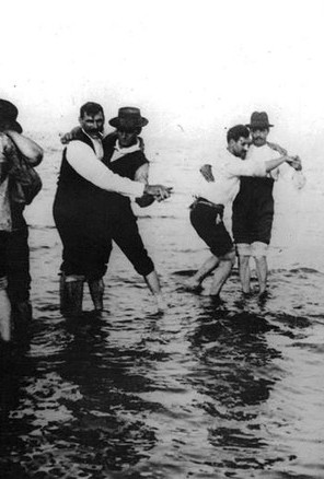 new 1904 men dancing together en el rio